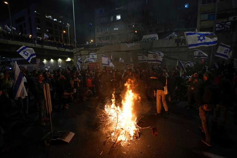 以色列有大型示威，要求暫停司法改革計劃。美聯社
