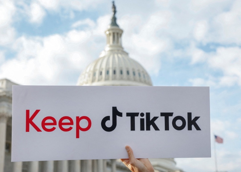上周四（3月23日）美国国会外，有支持者要求保留TikTok。 （路透社）