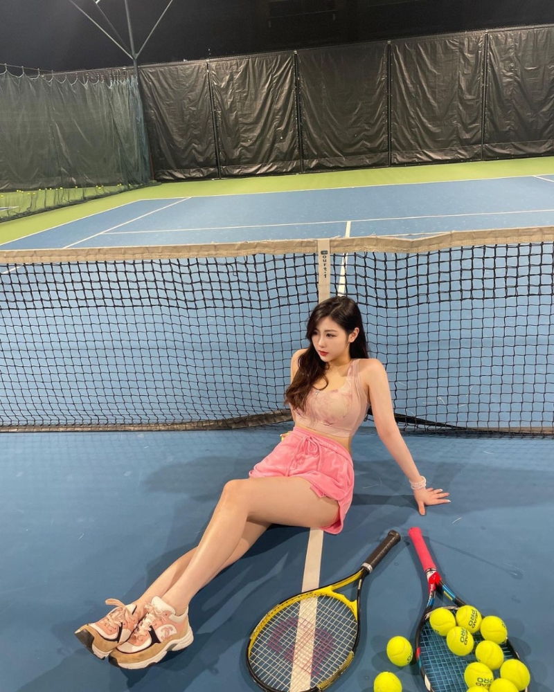 連打網球做運動亦要性感上陣。