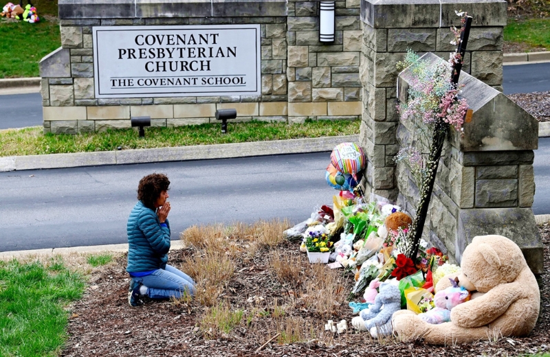 美国田纳西州基督教圣约学校(The Covenant School)27日发生枪击酿成6死。 图为民众在校门口献花致意。 (图/路透社)