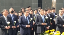 马英九参访南京大屠杀纪念馆，向遇难同胞献花