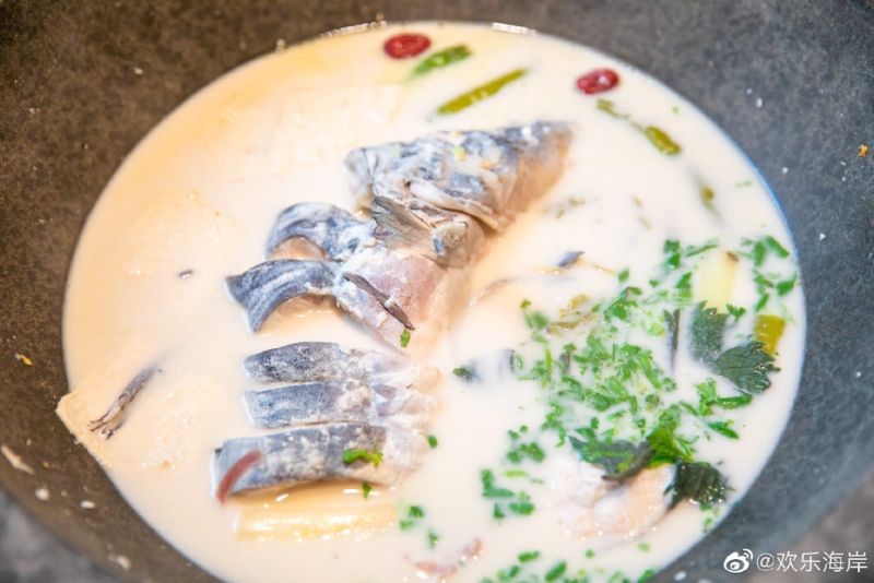 清湯鮮魚當面下鍋,鍋上放上雲南特色草帽蓋,大約煮5分30秒後便成,建議先喝湯後食魚。