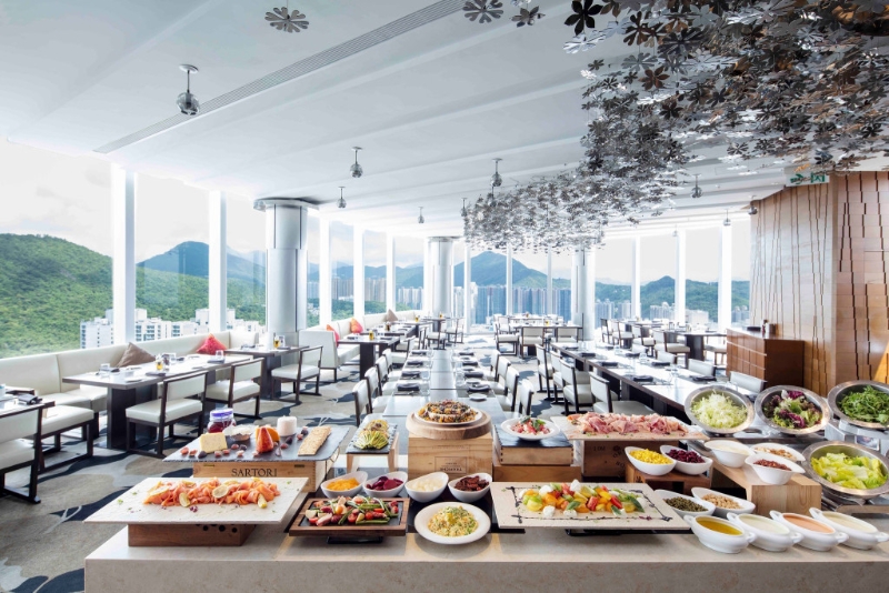 新地會會員於生日之月份,惠顧九龍東皇冠假日酒店星幕扒房,可享 5 折優惠。