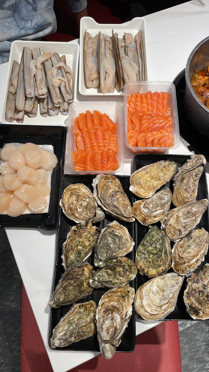 尖沙咀日式火鍋放題「熊本牛鍋」推出生日任食優惠,顧客於生日當月,在指定 Facebook 帖文 下留言「生日優惠」,即可獲得4人或以上同行,1人免費 $268皇牌套餐或$298澳洲和牛套餐,雞煲加和牛放題任食。