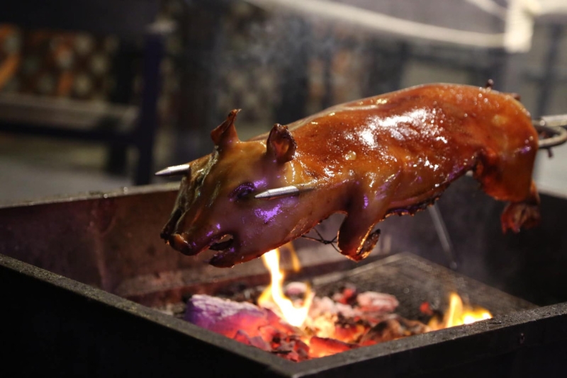 同行收費人數滿 8 位,贈送拉炮 1 支及座枱氣球裝飾,另送生日卡、生日相片、生日歌曲點播及免費玩巨型扭蛋機、巨型夾公仔機。