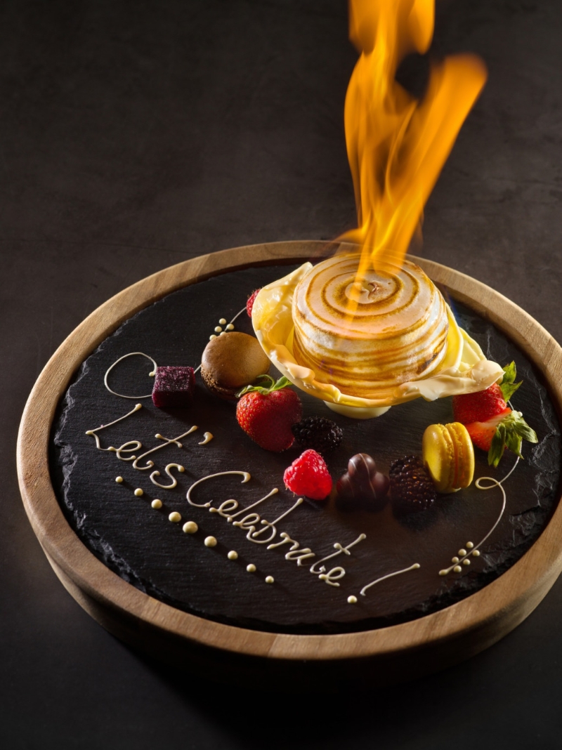 凡於香港九龍東皇冠假日酒店星幕扒房惠顧晚餐慶祝生日,可免費獲贈火焰朱古力球雪山蛋糕。