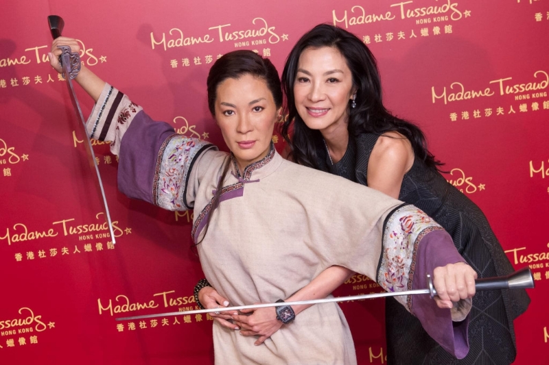 只需與最少一名現場購買尊尚套票($329 包入場門票乙張、VIP數碼照通行證乙張以及名人紀念冊乙本)的親友一同進場,即可享免費入場。