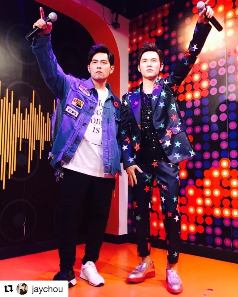 只需與最少一名現場購買尊尚套票($329 包入場門票乙張、VIP數碼照通行證乙張以及名人紀念冊乙本)的親友一同進場,即可享免費入場。