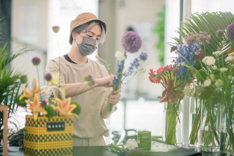 選擇花卉時都是從本地花農出發,以本土種植的花卉取代進口鮮花以減少碳排放。