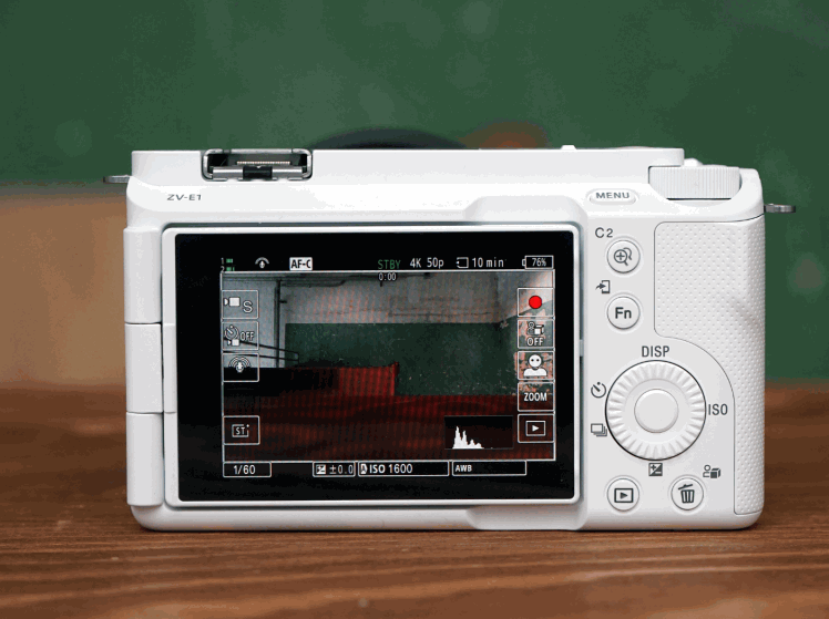 機背設有多角度翻揭的3吋LCD觸控芒，多得新選項介面，觸控操作更加直覺。