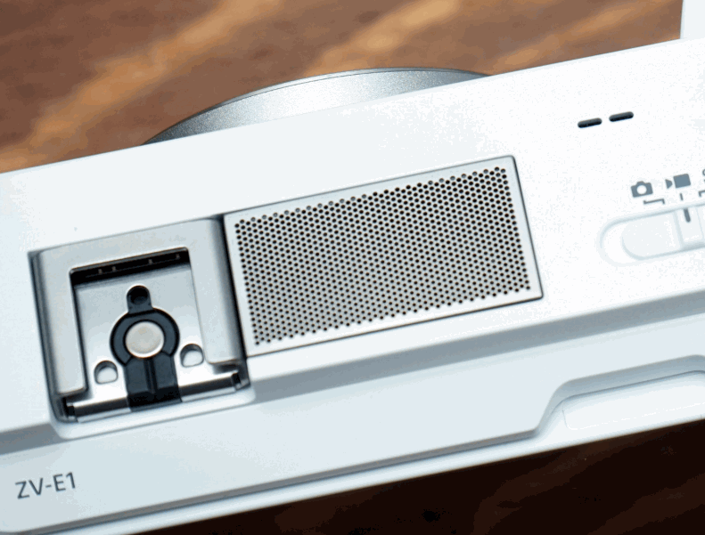 機頂Multi-Shoe右側為三單元收音咪。