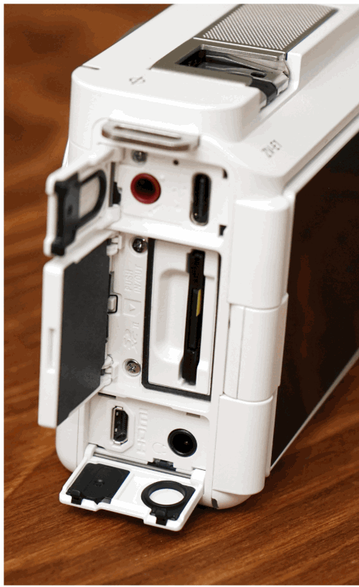 除了SD卡槽外USB-C，機側亦有micro HDMI、3.5mm耳機及收音咪等端子。