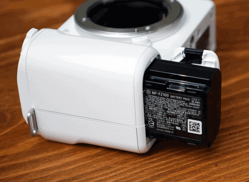 電池用上跟A系全片幅無反一樣的NP-FZ100，續航力更長，另支援PD格式流動充電。