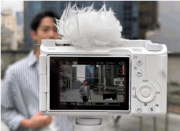 即使相機固定在三腳架上，亦可利用自動取景功能，營造出多角度取景的效果。