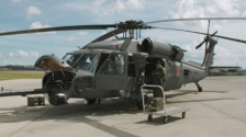 两架美军黑鹰直升机，执行训练任务时相撞