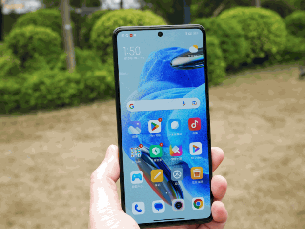 熒幕峰值亮度為900nits不算特別高,但在戶外顯示仍有清晰效果。