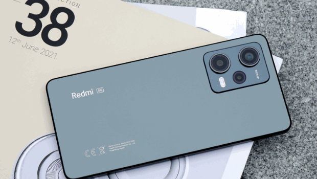 除了鏡面午夜黑機款(圖),Redmi Note 12 Pro 5G另有天空藍及極地白2種顏色選擇。