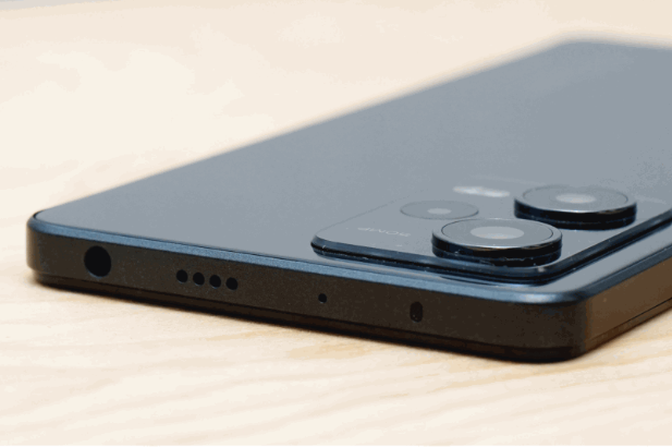 機側保留着3.5mm耳機插口及紅外線埠。