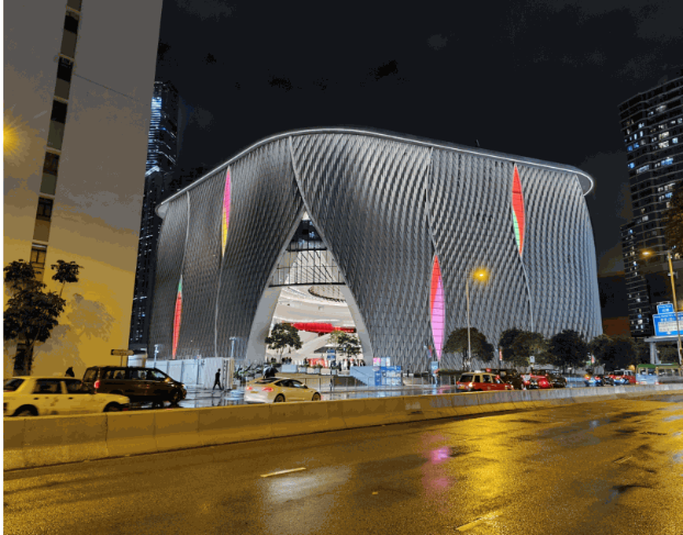 廣角主鏡夜攝成像同樣扎實,曝光準確,色彩也如實還原。