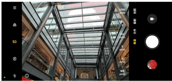 使用專業模式拍攝時,除了峰值對焦,亦提供曝光回饋功能,開啟後可通過紅色斜紋顯示高光位的地方。