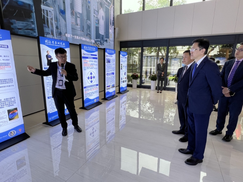 孙东参观深圳国际量子研究院，听取人员介绍研究院的运作和科研成果。