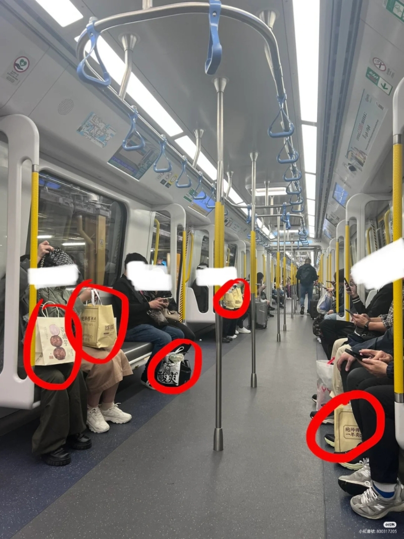 有網民在小紅書分享，地鐵車廂見到不少人拿着一袋袋的鮑師傅出品。（圖片來自小紅書）