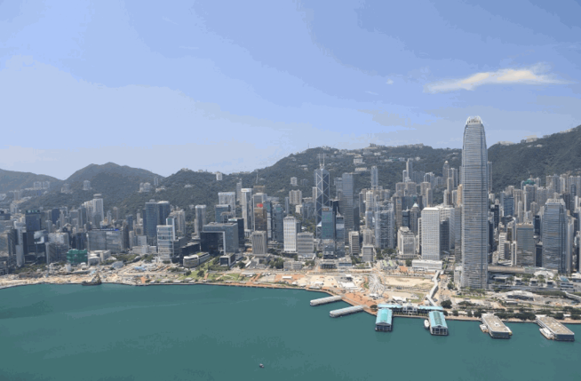 特區政府會繼續按照《憲法》和《基本法》，全面準確、堅定不移貫徹落實『一國兩制』、『港人治港』、高度自治的方針，保持香港長期繁榮穩定。