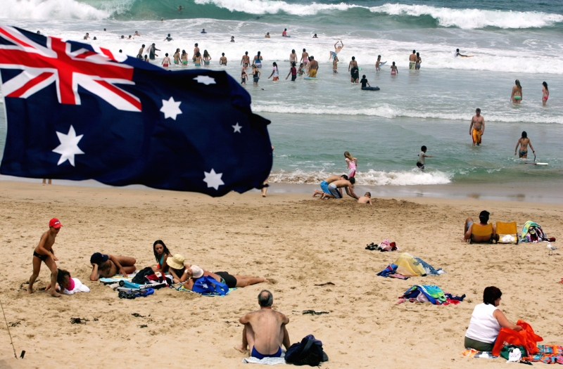 在海里冲浪游泳是澳洲人常见的休闲活动。 （资料照/美联社）