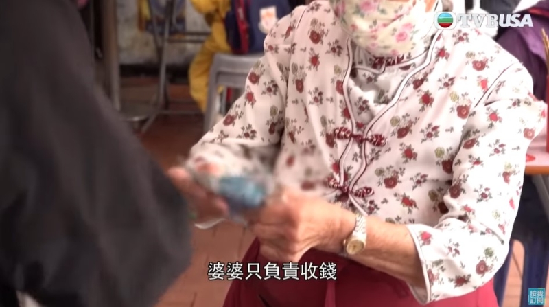 107岁的莲婆婆，在学记面家负责收银，煮面、楼面工作则交家中的后生负责。 （图：东张西望）