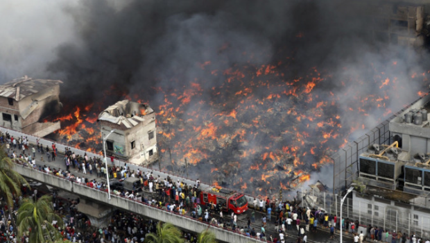 孟加拉首都成衣市場大火