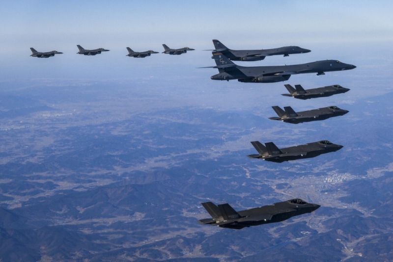 約有10架軍機在南韓上空進行美韓聯合軍演。美聯社