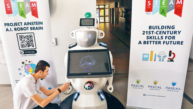 一名正在操控ChatGPT机器人的学生 一名正在操控ChatGPT机器人的学生