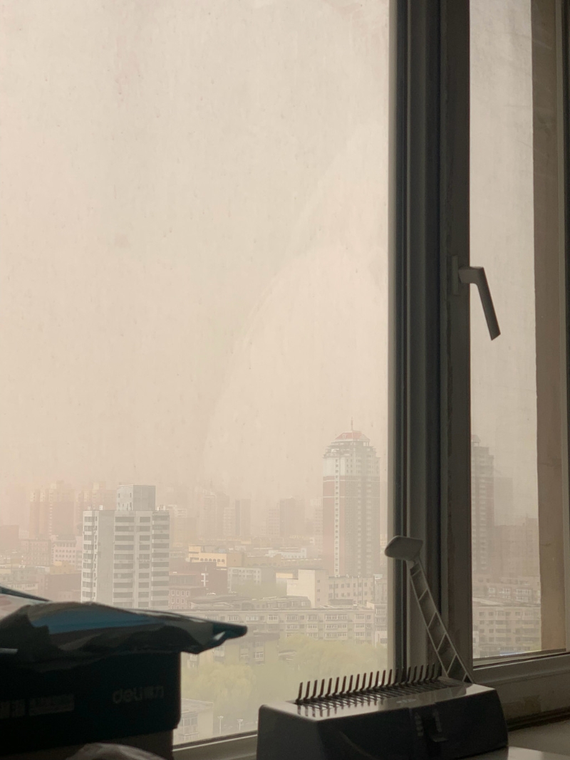 北京漫天「黃沙」。 微博圖