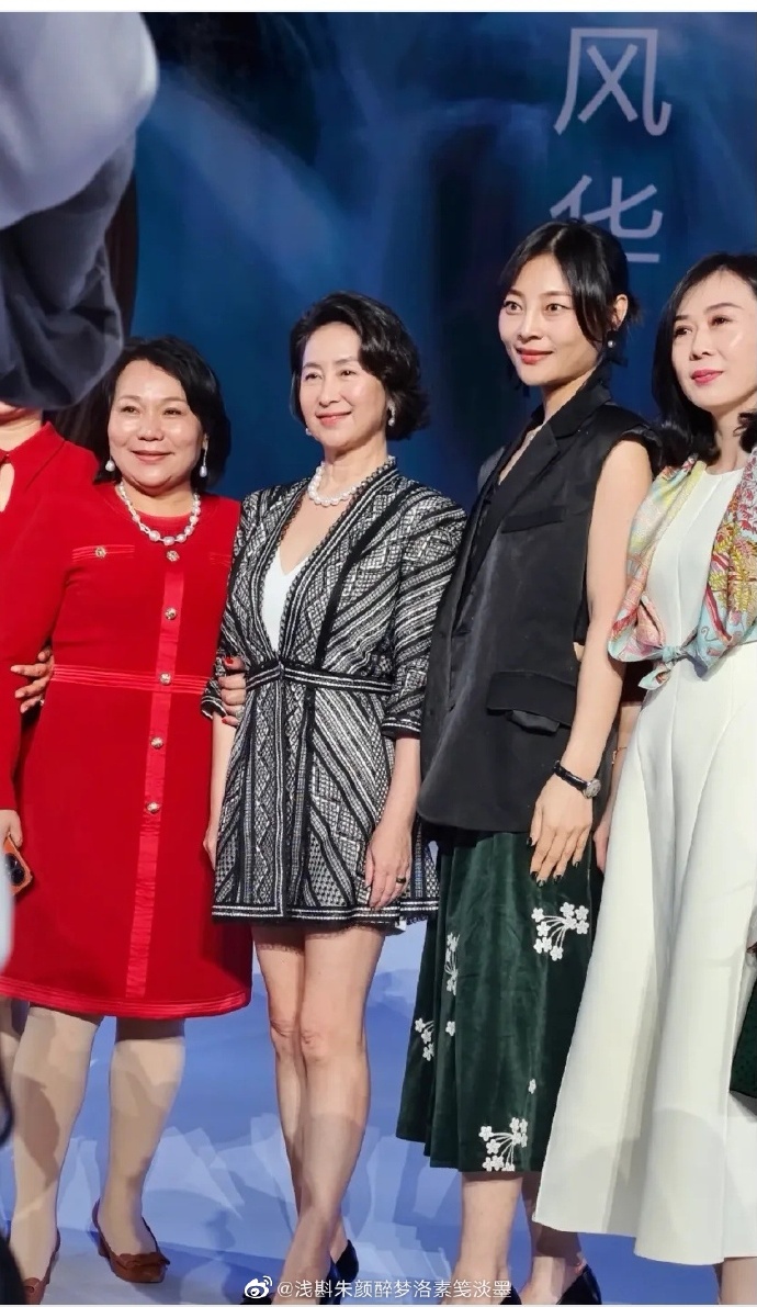 何超琼长腿极吸睛 何超琼长腿极吸睛