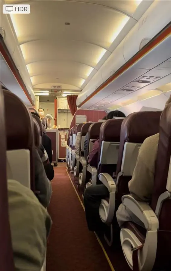 網民發布影片指空姐在機上叫賣，感覺自己好像坐在綠皮火車上。網片截圖
