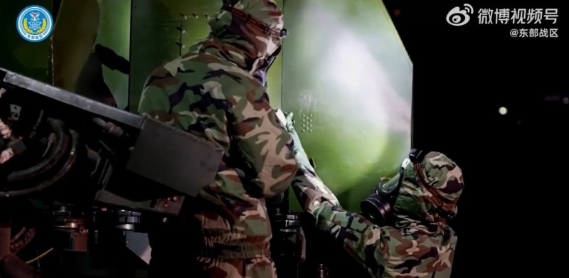 士兵準備導彈發射。