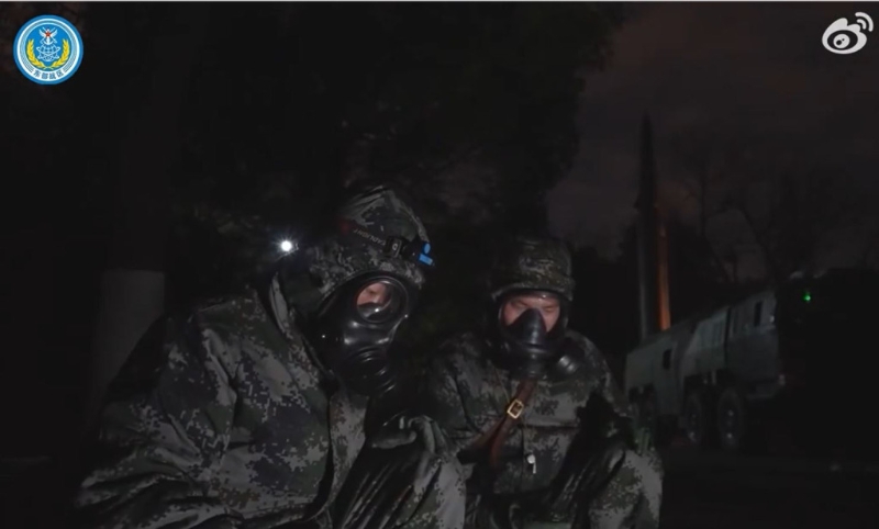 穿防化服的軍人作最後的檢查工作。