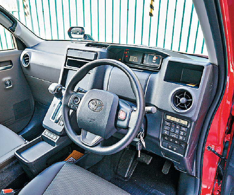 ■表板格局没变动，只是右下方增设安全系统各项开关掣。