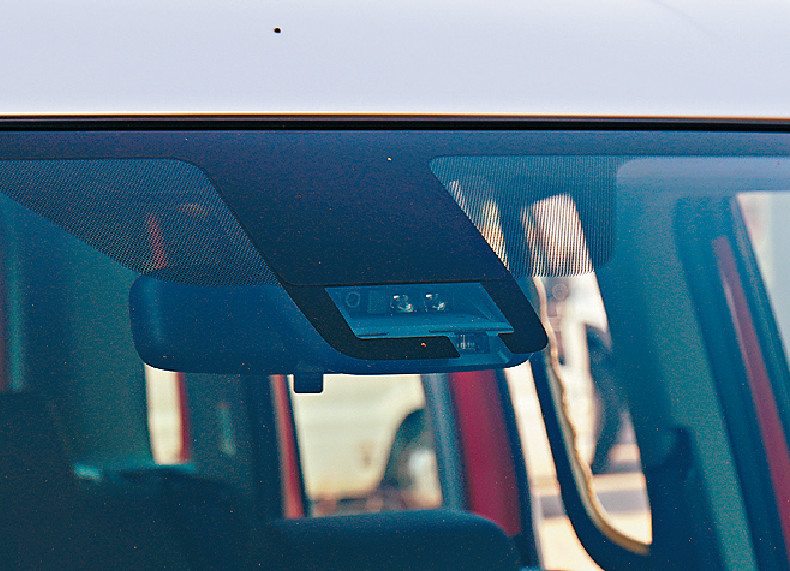 ■前挡风玻璃上方增设镜头及激光传感器。