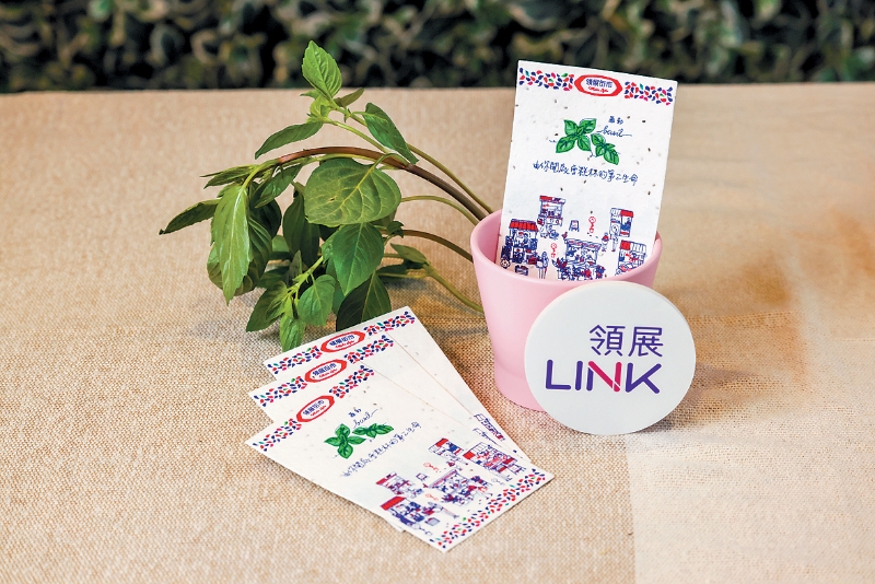 “Link Up”会员在活动推广街市展示已洗净的雪糕杯或胶樽 “Link Up”会员在活动推广街市展示已洗净的雪糕杯或胶樽