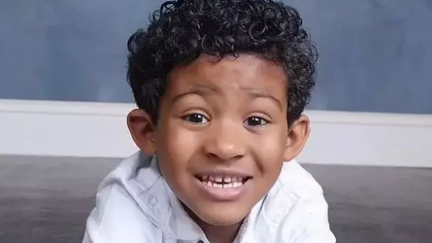 罹患布鲁格达氏症候群的路易斯倒地后，老师以为他诈死没有立即上前查看