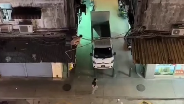 一名全身赤裸但有穿鞋的男子,被拍摄到在檐篷边缘一跃而下大暴走 一名全身赤裸但有穿鞋的男子,被拍摄到在檐篷边缘一跃而下大暴走