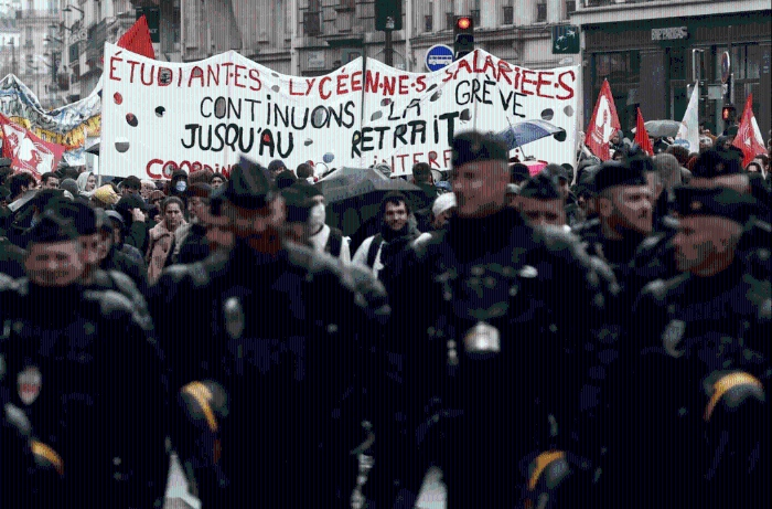 反对退休改革准案的抗议活动此起彼落