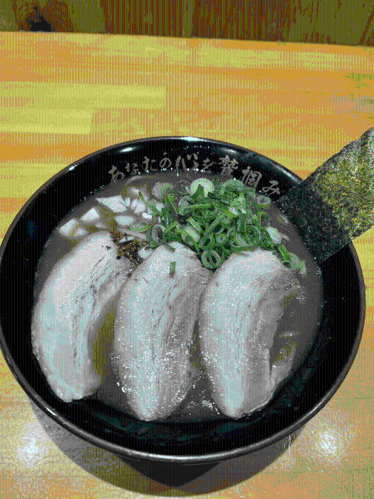 该人气拉面店以超浓郁的豚骨拉面闻名