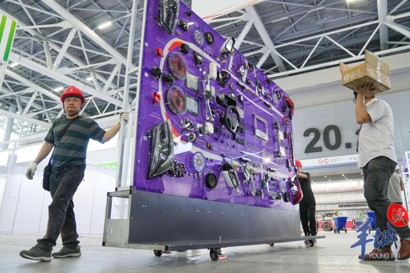 工作人员搬运货物 工作人员搬运货物