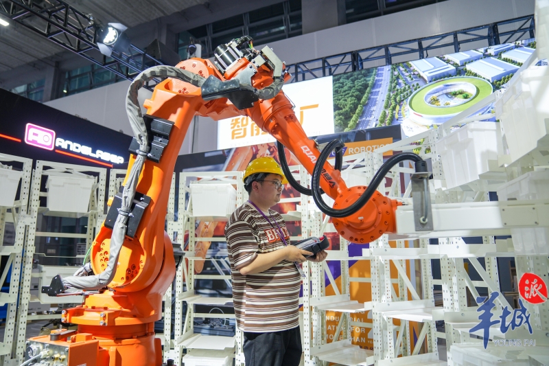 D区展馆内展出的智能制造机器人 D区展馆内展出的智能制造机器人