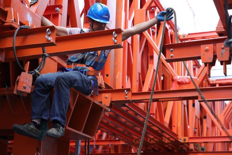 工人在造楼机内部安装配件