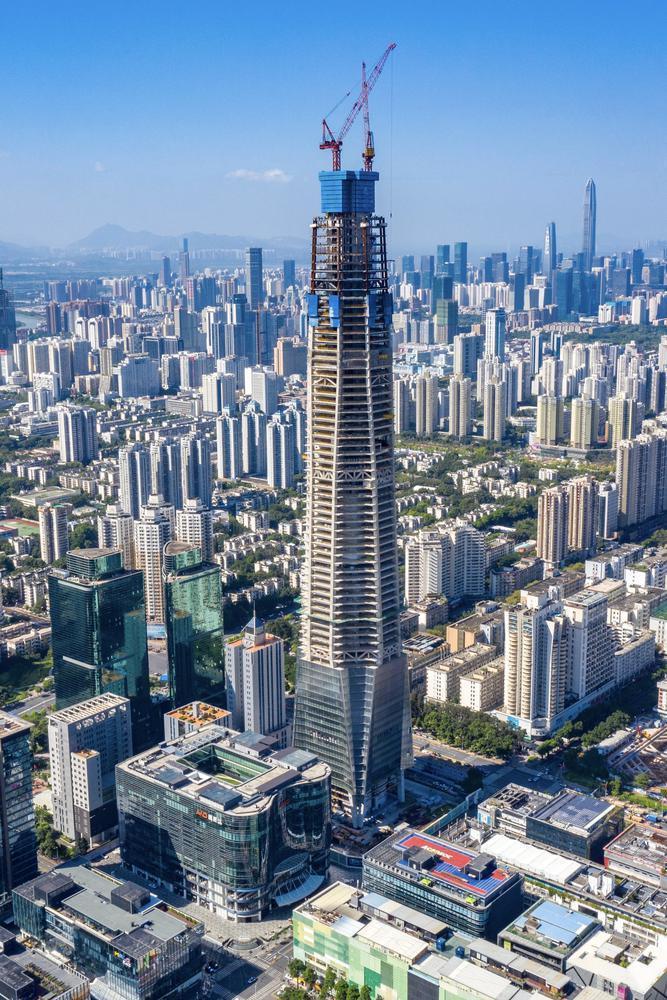 深圳城脉中心建设时使用第四代空中造楼机