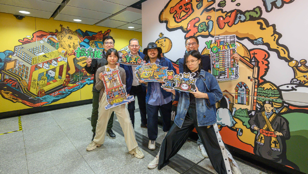 《跃动梦幻西湾》由本地艺术家JasonTommy小涂蛙（中）联同协青社艺术工作坊的年轻人创作而成。