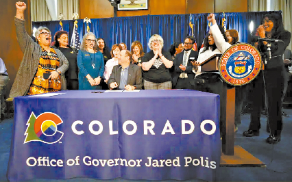 支持者兴奋欢呼